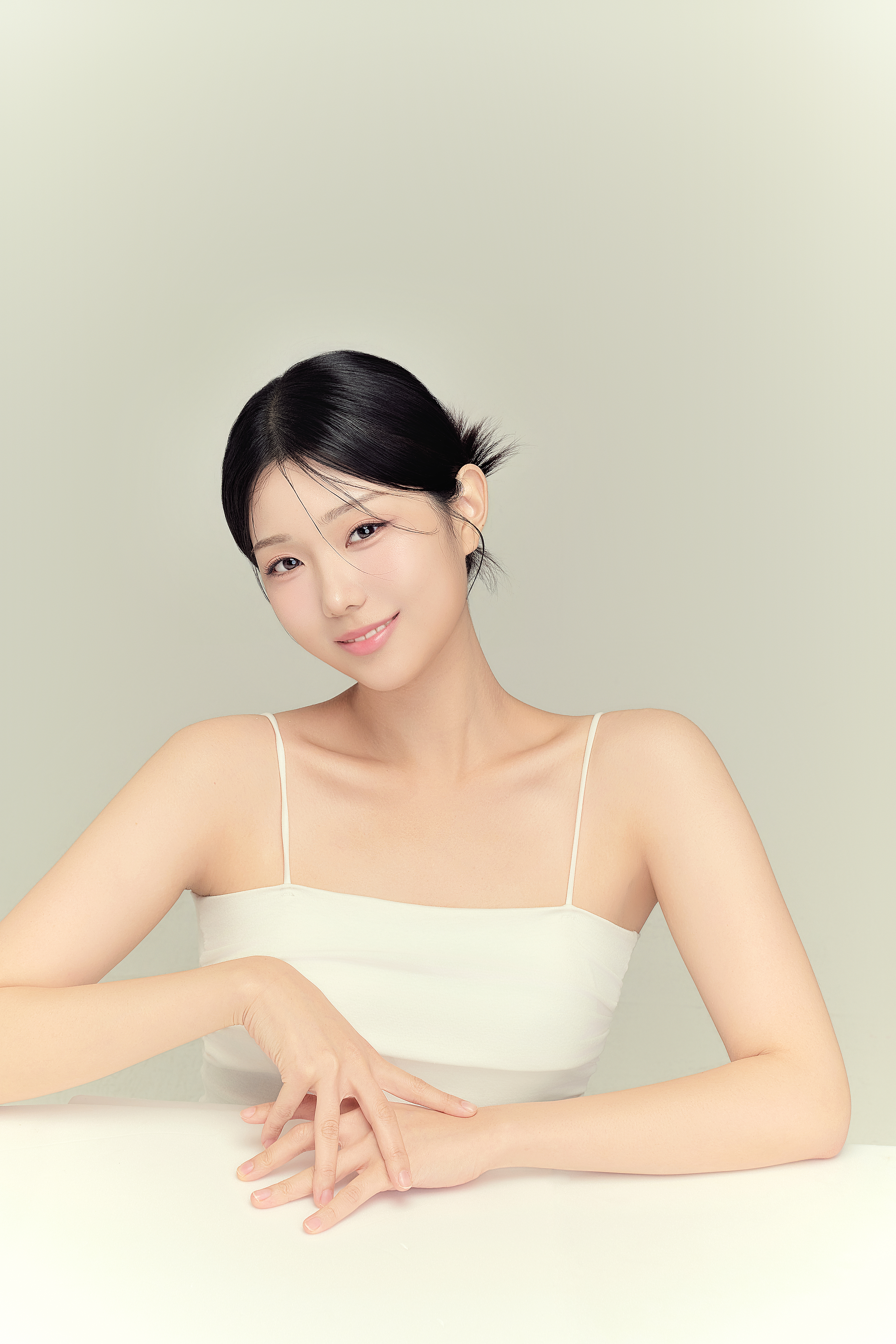 제품과 모델을 함께 촬영한 로얄웍스 작품